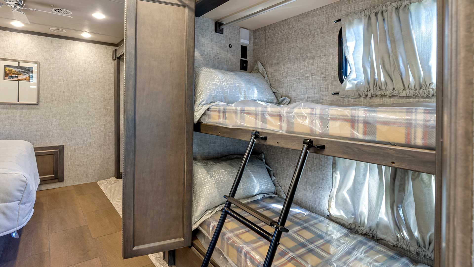 23 Allegro Open Road Bunks